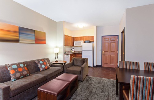 Lake Forest Condo | Family-Friendly Hotel with Pool & Breakfast Near Disney