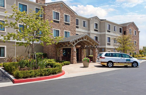 Lake Forest Condo | Family-Friendly Hotel with Pool & Breakfast Near Disney