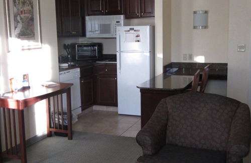 Kalamazoo Condo | Enjoy Free Breakfast & Pool Near Western Michigan University