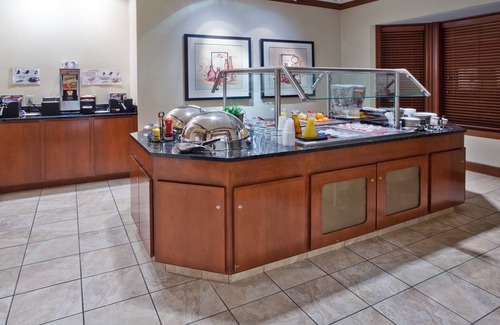 Kalamazoo Condo | Enjoy Free Breakfast & Pool Near Western Michigan University