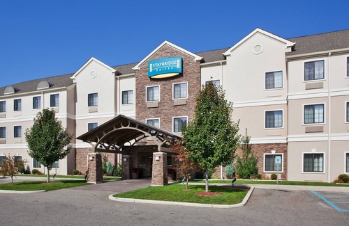 Kalamazoo Condo | Enjoy Free Breakfast & Pool Near Western Michigan University