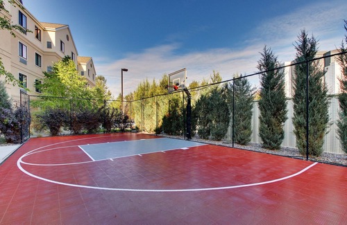 Grant Creek Apartment | Start Your Day with Free Breakfast & Enjoy the Pool!
