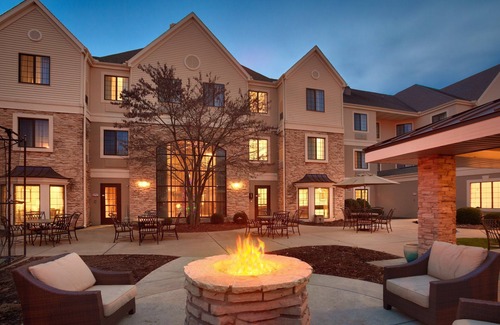 Peoria Condo | Comfortable Stay with Pool, Hot Tub & Free Breakfast!