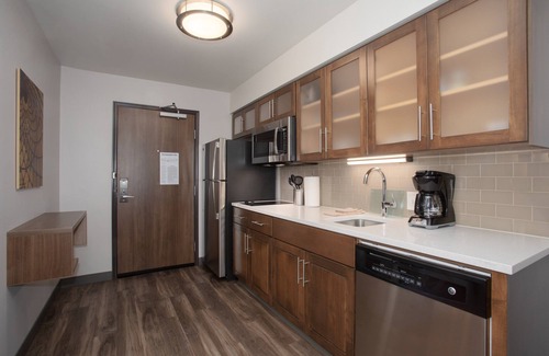 Rapid City Apartment | Business-Friendly Hotel with Pool & Hot Tub Amenities