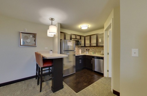 Madison Condo | Unforgettable Getaway: Breakfast, Pool with Slide & More!