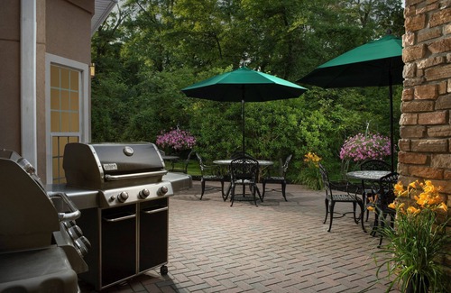North Brunswick Apartment | Enjoy Free Breakfast, Pool & Hot Tub Near Rutgers University