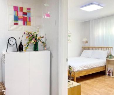 Mapo Apartment | Free Early Check-in! 5min to Subway Station Store at Doorstep