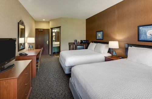 Columbia Hotel | Enjoy Free Breakfast at Deluxe Double Beds in Stoney Creek