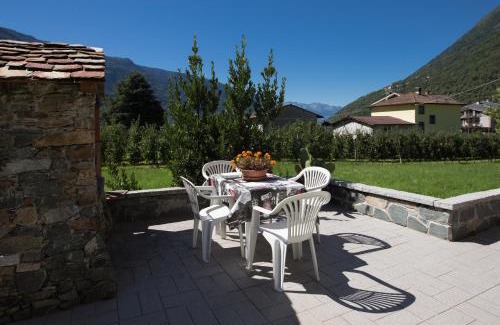 Mazzo di Valtellina House | Discover Free Hugs: Pet-Friendly Oceanfront Retreat