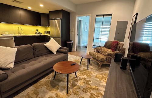 Wilshire Center Apartment | Convenient Downtown LA Hotel with Free Indoor Parking