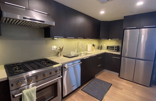 Wilshire Center Apartment | Convenient Downtown LA Hotel with Free Indoor Parking