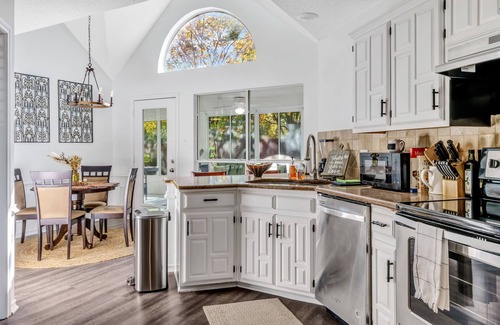 Rowlett House | Enjoy a Cozy Retreat with Kayak Rentals and Game Room
