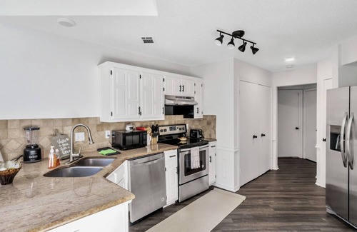Rowlett House | Enjoy a Cozy Retreat with Kayak Rentals and Game Room