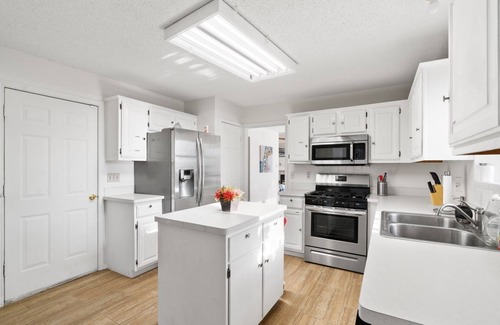 South Creek House | Stay with Free Early Check-in & Pet-Friendly Amenities