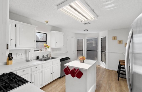 South Creek House | Stay with Free Early Check-in & Pet-Friendly Amenities