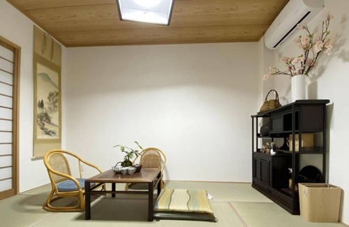 Nishinari House | Convenient Getaway: Whole Building Near Namba with Parking