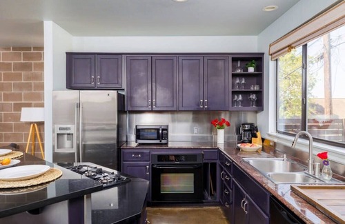 Greater South River City House | Designer’s Dream in Portoro with Free Parking & Breakfast