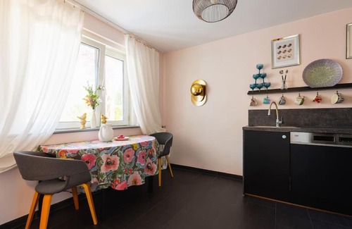 Vienna House | Free Parking-3BR-200m2 House-AC-1000m2 Garden