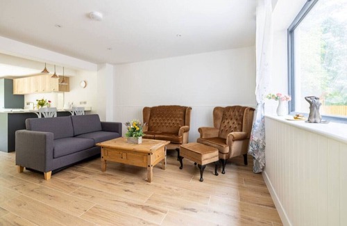 Redlynch House | Spacious 4BR Getaway with Free Parking & Pet-Friendly Stay