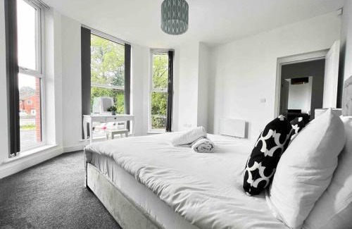 Salford Apartment | Pet-Friendly 2-BR Flat with Free Parking near Salford Royal