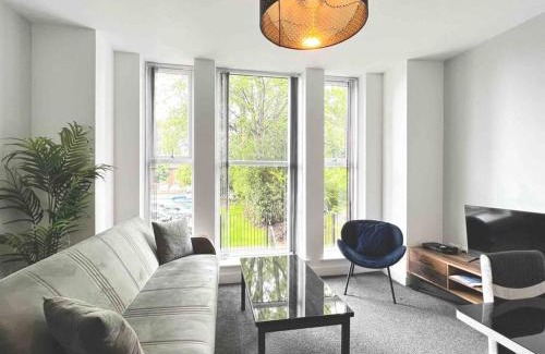 Salford Apartment | Pet-Friendly 2-BR Flat with Free Parking near Salford Royal