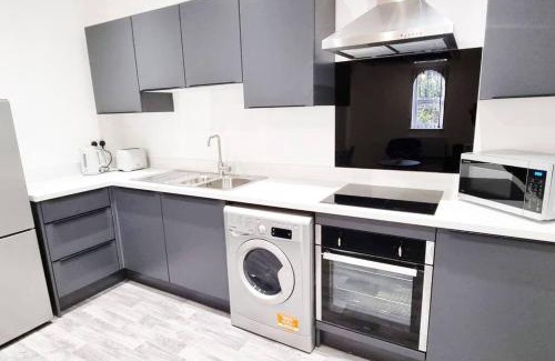 Salford Apartment | Pet-Friendly 2-BR Flat with Free Parking near Salford Royal