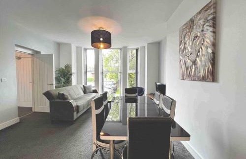 Salford Apartment | Pet-Friendly 2-BR Flat with Free Parking near Salford Royal