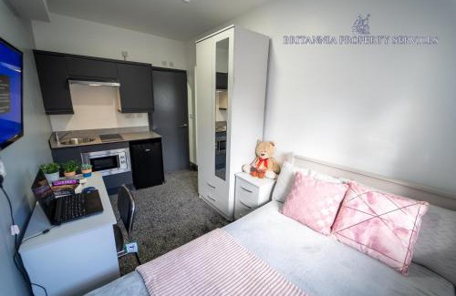 Selly Oak House | Cozy Studios with Free Parking Near City and CQE