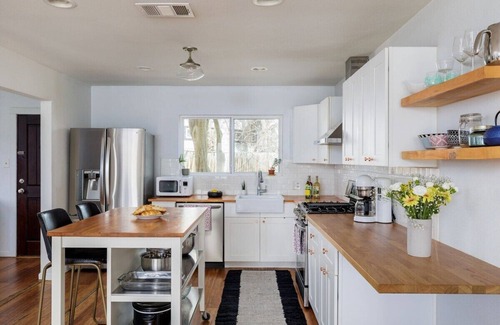 MLK House | Unforgettable Stay in East Austin with Cowboy Pool & Parking