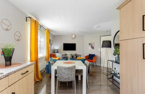 Irlam Apartment | Pet-Friendly Irlam Flat with Free Parking Options