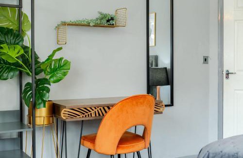 Irlam Apartment | Pet-Friendly Irlam Flat with Free Parking Options