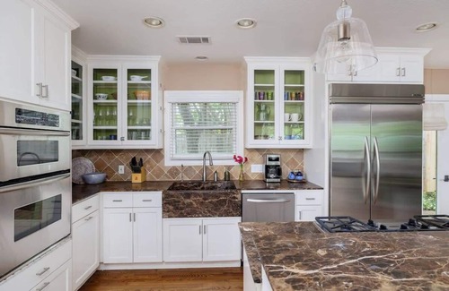 Clarksville House | City Life Bungalow: Pet-Friendly Retreat Near Portoro