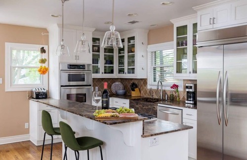 Clarksville House | City Life Bungalow: Pet-Friendly Retreat Near Portoro