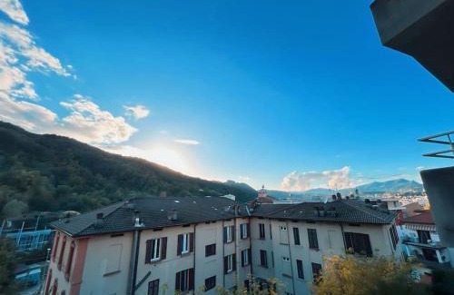 Como Apartment | Free Parking! Lake Como, 5 min to Swiss