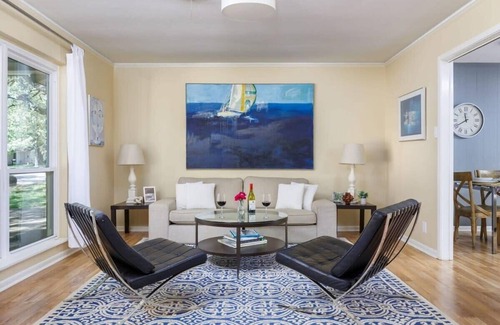 Allandale House | Guest Rated 10/10: Home Office & Free Parking at 5 Pillars