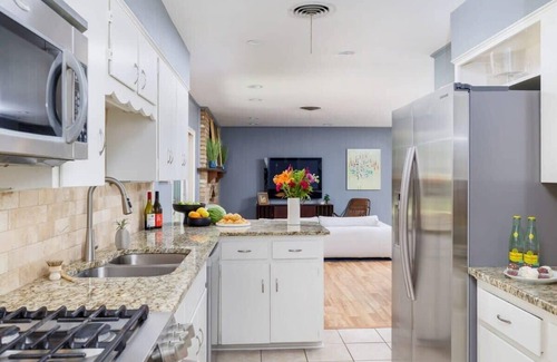 Allandale House | Guest Rated 10/10: Home Office & Free Parking at 5 Pillars