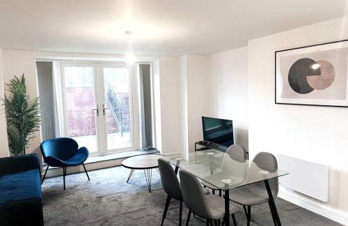 Salford Apartment | Pet-Friendly 2-BR Flat near Salford Royal with Free Parking