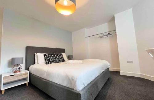 Salford Apartment | Pet-Friendly 2-BR Flat near Salford Royal with Free Parking