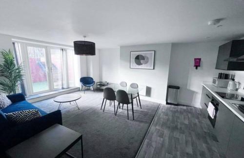 Salford Apartment | Pet-Friendly 2-BR Flat near Salford Royal with Free Parking