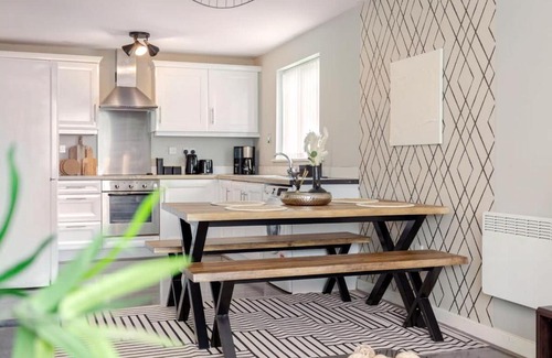 Irlam Apartment | Pet-Friendly 2BR Flat with Free Parking in Irlam