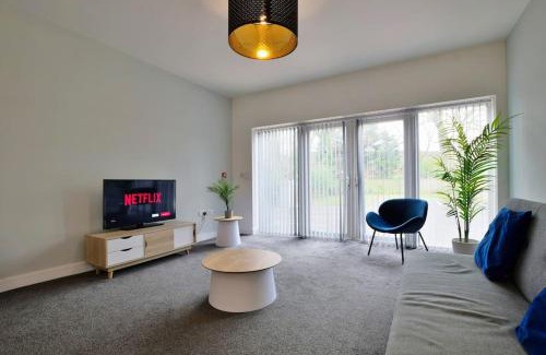 Salford Apartment | Convenient 2-BR Retreat near Salford Royal with Free Parking