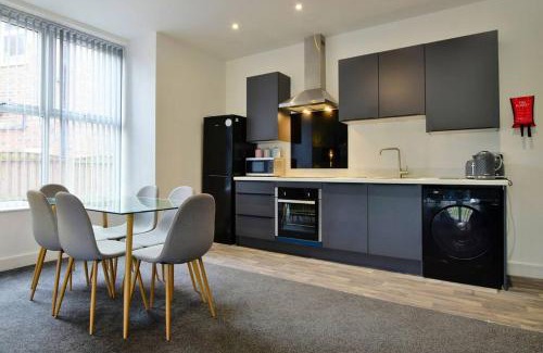 Salford Apartment | Convenient 2-BR Retreat near Salford Royal with Free Parking