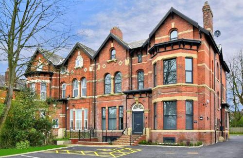 Salford Apartment | Convenient 2-BR Retreat near Salford Royal with Free Parking