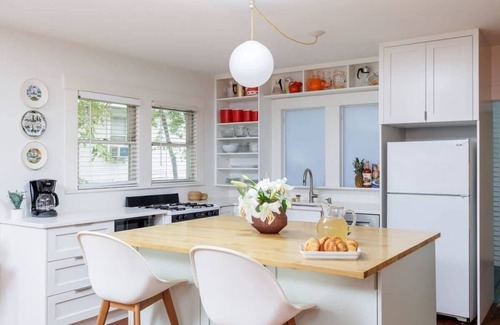 Hyde Park House | Unbeatable Location with Free Parking | Pastel - Portoro