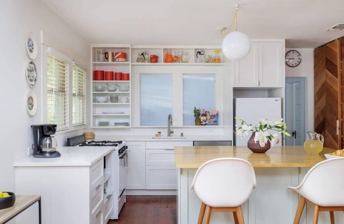 Hyde Park House | Unbeatable Location with Free Parking | Pastel - Portoro