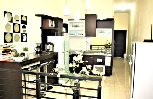 Surabaya House | Convenient Downtown Retreat with Free Parking & WIFI