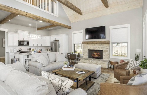 Vinita House | Escape to Lakeside Retreat with Hot Tub & Pool Access