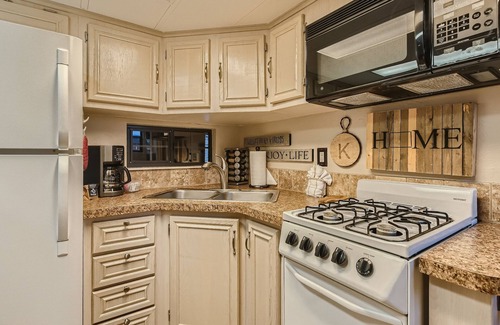 Breckenridge Cabin | Cozy Retreat with Hot Tub, Pool & Free SkyCard Activities