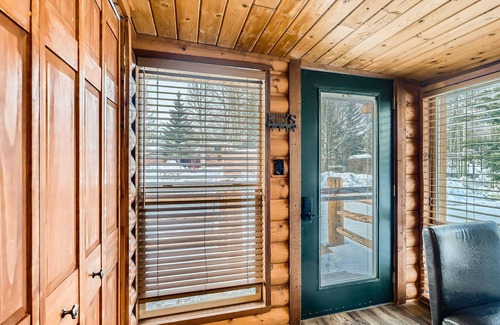 Breckenridge Cabin | Cozy Retreat with Hot Tub, Pool & Free SkyCard Activities