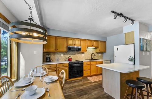 Warrior's Mark Condo | Guest Rated 9.8: Walk to Town, Outdoor Pool & Spa at Inner Circle 3